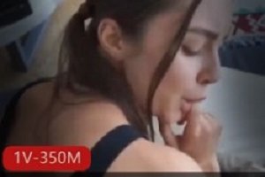 精选穿着高开叉泳装的白表妹