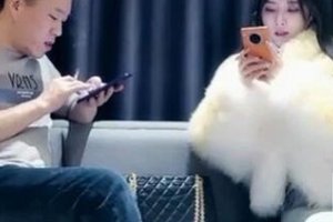 精选高颜值女神一字马大战男网友