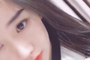 最新下水的粉嫩抖音主播《半糖草莓》自拍合集