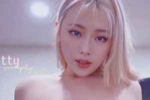 超过30万人追踪的名器具网美指教纪录片