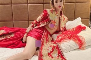 Twitter女神《兔兔》上演洞房花烛夜穿着婚纱被上