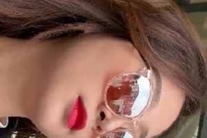 揭秘-长腿美女商场内吃瓜私拍