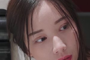 震惊-美熟女居家约会肌肉男被猛裂输出