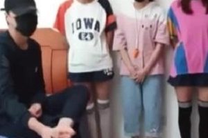 《王老师》直播三位妹子四人行多人运动