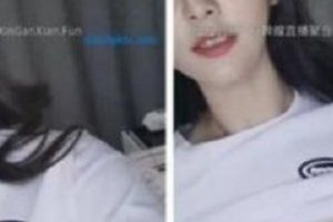 虎牙新晋人气超火爆高颜值顶级妹子（东方空姐），喜欢在直播间自娱自乐【1V-1.96G】