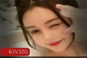 清纯无辜脸蛋的斗鱼当红主播（可爱的小烧），高叉低领旗袍装秀身材