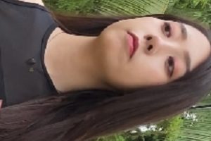 高跟美女穿白色热裤展示修长美腿