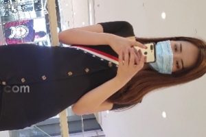 美女穿着高跟连衣裙展示长腿的视频