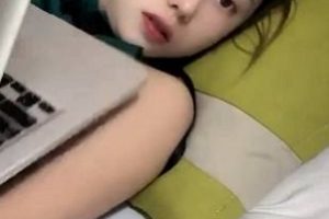 反差抖音女主播放飞自我直播，诱惑表情封