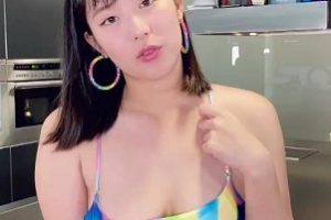 留学生欧祖儿穿着高跟鞋的长裙在厨房与男同学进行激烈战斗