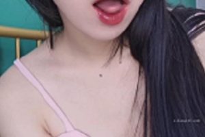 19岁校服JK小姐姐自制寸止挑战视频，爆弄好身材透明睡衣高跟鞋C屁Y