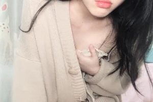 清纯系嫩妹兔耳朵半脱下裤裤