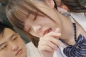 地铁乘务员帮助乘客排解压力