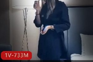 修身黑色连衣裙，适合约会和酒店前台工作