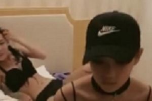 J粉嫩小妹子双擦内J场面混乱