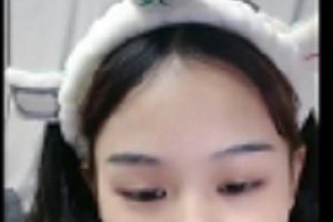 甜美嫩妹妹展示娇小身材