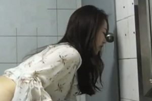 情侣卫生间私密自拍展示超乖女友吞不明液611.5MB