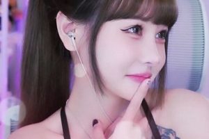 阿黑颜盯榨挑战系列：依婷~可爱二次元cos反差萌妹白眼合集[22V+833M][百度盘]